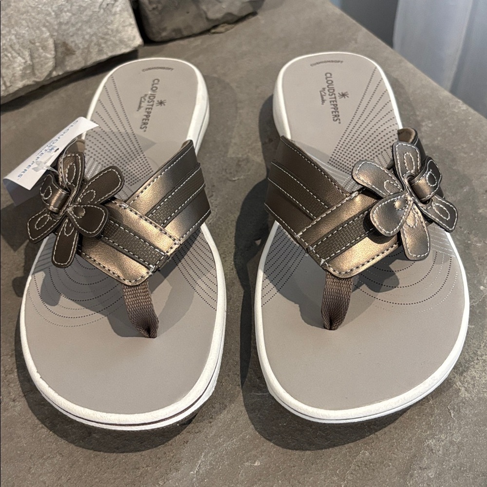 Clarks Cloudsteppers Cushion soft,shock absorbing,lightweight,grippy sandals - Picture 2 of 10